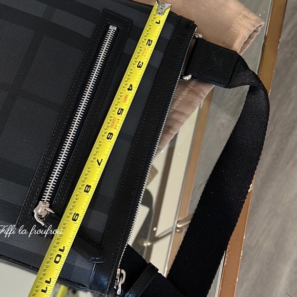 Authentic Burberry messenger bag - Picture 10 of 16